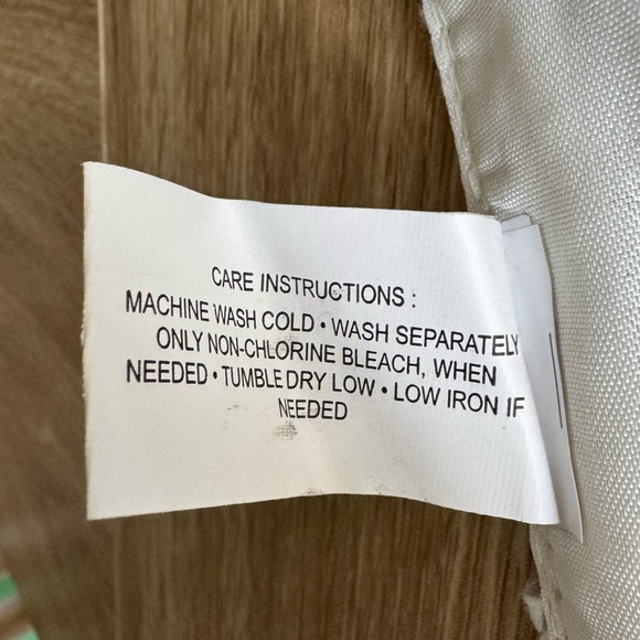 NWOT EMBROIDERED BEE TABLE RUNNER - Picture 2 of 6